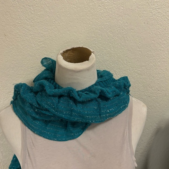 Elegant scrunchie scarf in turquoise - Picture 7 of 11